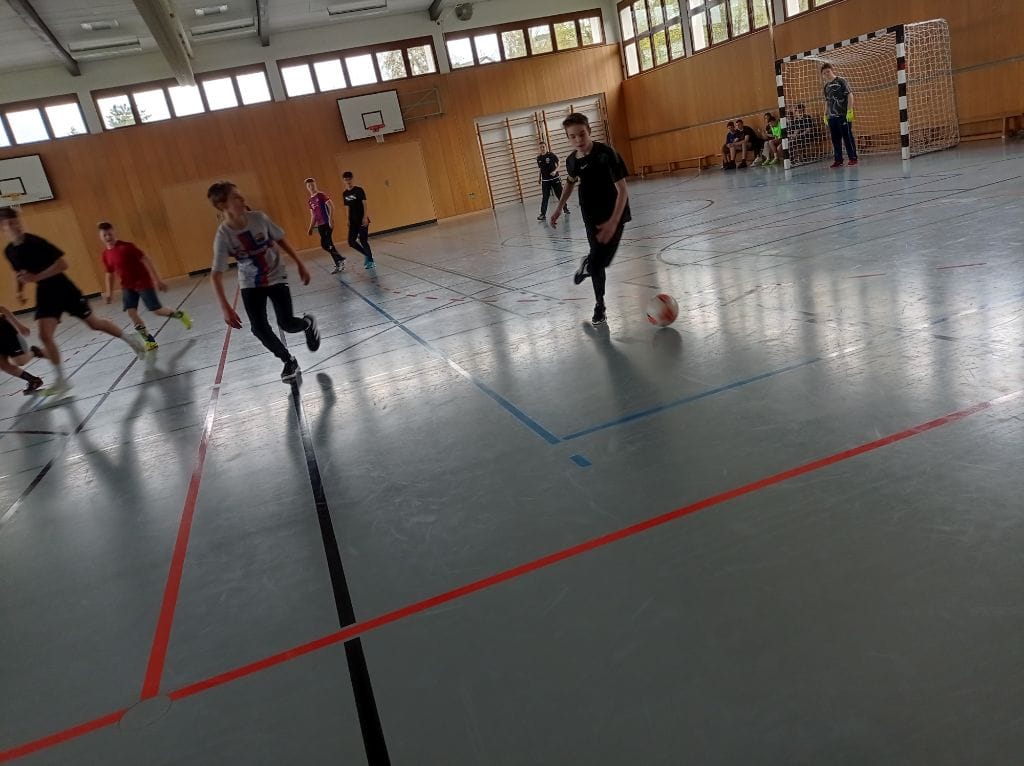 Kinder spielen Fussball